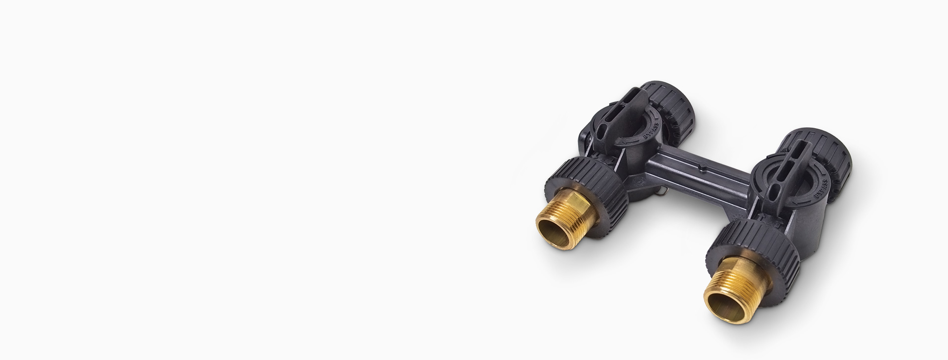 <h4>一體式旁通閥<br></h4>
<p>標配Autotrol閥頭專用的一體式高性能樹脂旁通閥，使設備安裝更加便捷、節省空間獨特的一體式水路設計。</p>