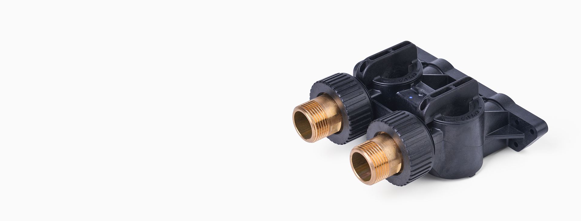 <h4>一體式旁通閥<br></h4>
<p>標配Autotrol閥頭專用的一體式高性能樹脂旁通閥，使設備安裝更加便捷、節省空間獨特的一體式水路設計。</p>